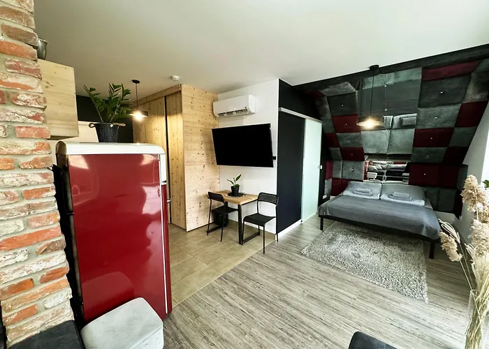 Pod Palacem מוטל